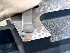 ④底座和立驻接触面的铲刮